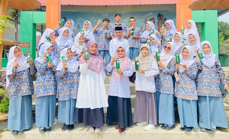 Tingkatkan Jiwa Wirausaha, MAN 3 Padang Luncurkan Sabun Cuci Piring Karya Siswa