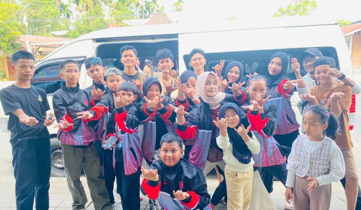 Atlet Falcon Aerofighter Taekwondo Academy berfoto bersama usai keberhasilan menyabet 13 medali di ajang Riau Challenge Taekwondo Tournament 2026, di Pekanbaru.