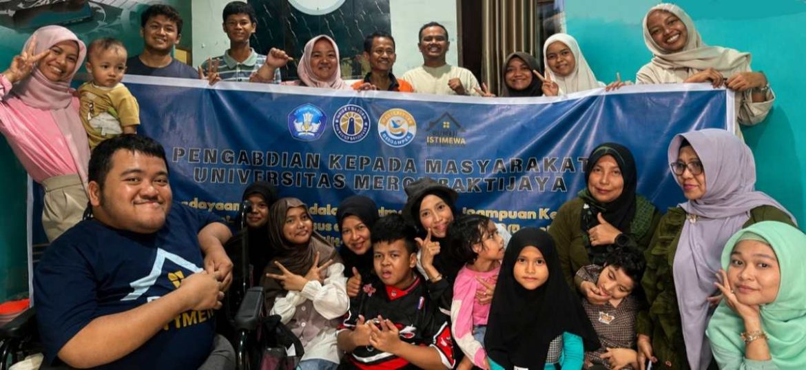 Tim dosen Prodi D III Terapi Wicara Universitas Mercubaktijaya berfoto bersama para pengurus, orang tua, dan anak-anak berkebutuhan khusus di Rumah MANS Sumatera Barat.