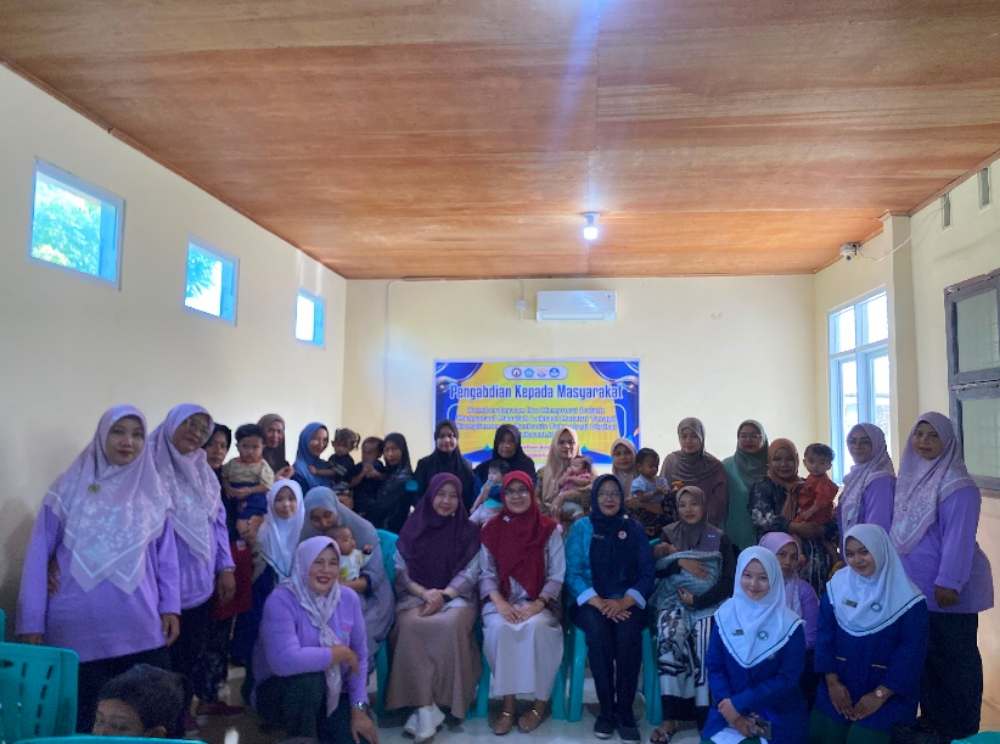 Tim dosen dan mahasiswa Program Studi S1 Keperawatan Fakultas Kesehatan dan Sains Universitas Mercubaktijaya berfoto bersama ibu menyusui, kader, dan warga dalam kegiatan Pengabdian kepada Masyarakat di RW 05, Kelurahan Andalas, Kecamatan Padang Timur, Kota Padang.