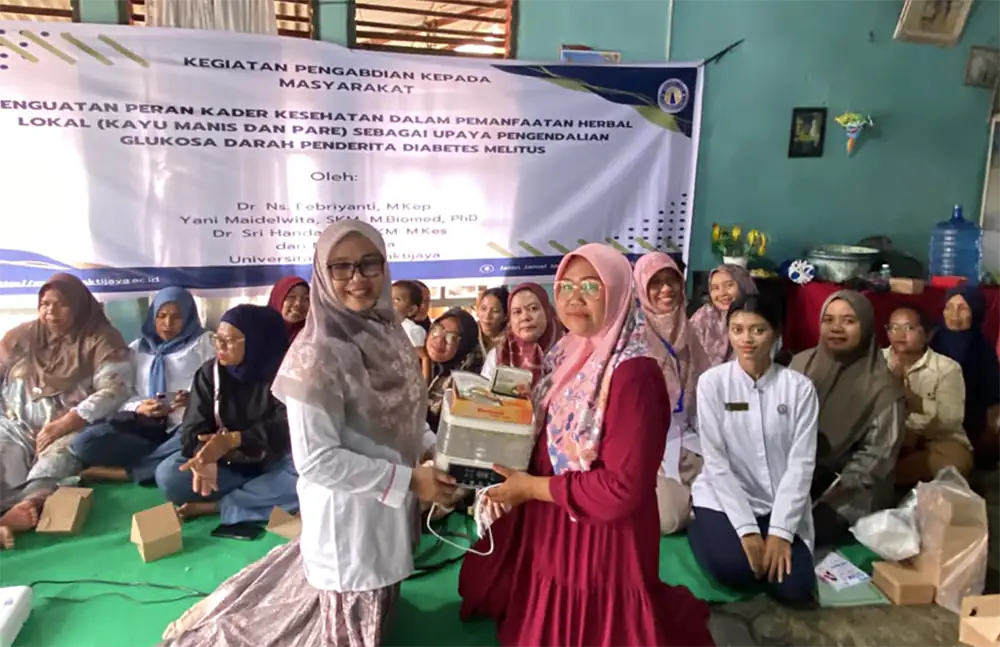 Ketua Tim Pengabdi Universitas Mercubaktijaya Dr. Ns. Febriyanti, M.Kep., menyerahkan bantuan alat pembuat herbal teknologi tepat guna kepada perwakilan kader kesehatan usai sosialisasi pemanfaatan pare dan kayu manis.
