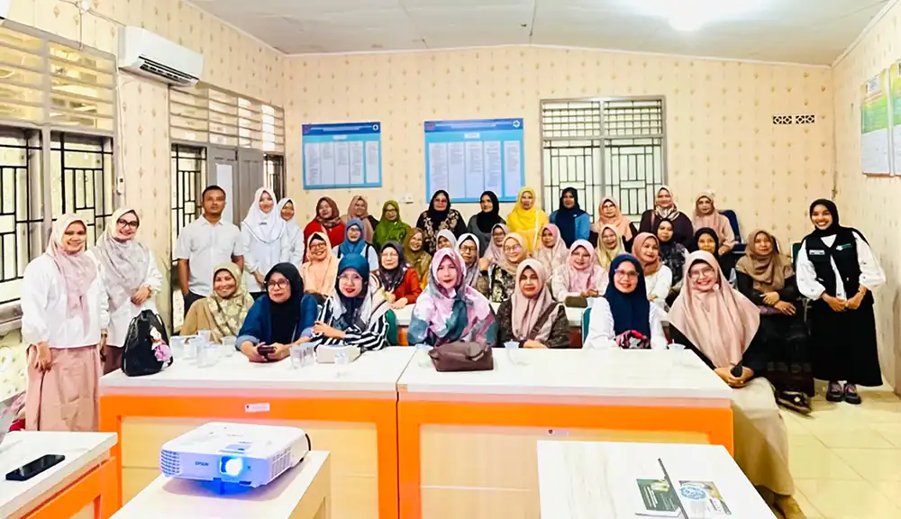Tim pengabdi Universitas Mercubaktijaya dan Poltekkes Kemenkes Padang berfoto bersama kader kesehatan Kelurahan Korong Gadang serta perwakilan Puskesmas Kuranji usai kegiatan pengabdian kepada masyarakat.