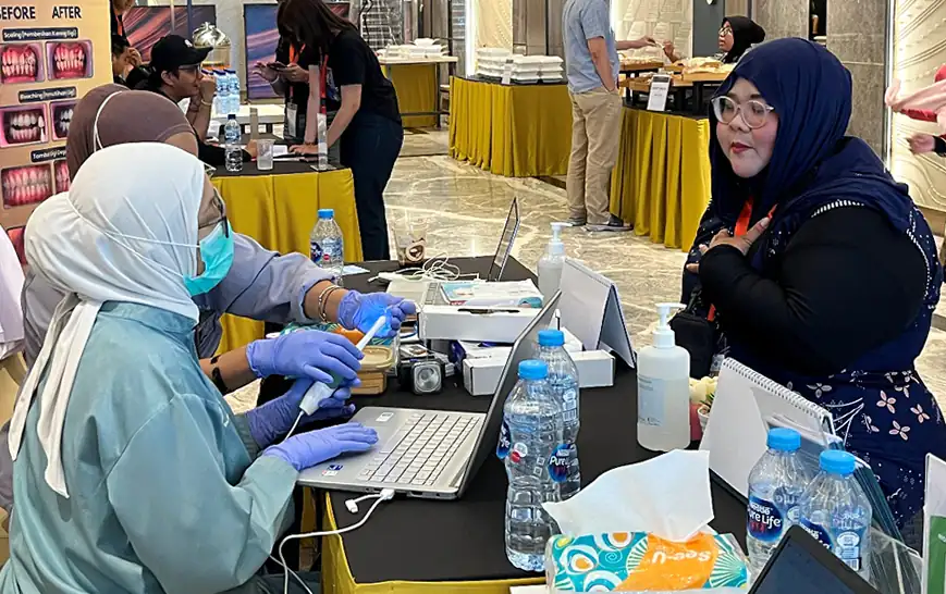 Tim dokter gigi GAIA Dental Clinic melayani sesi konsultasi pengunjung pada ajang Mercure Competition di Hotel Mercure Padang.
